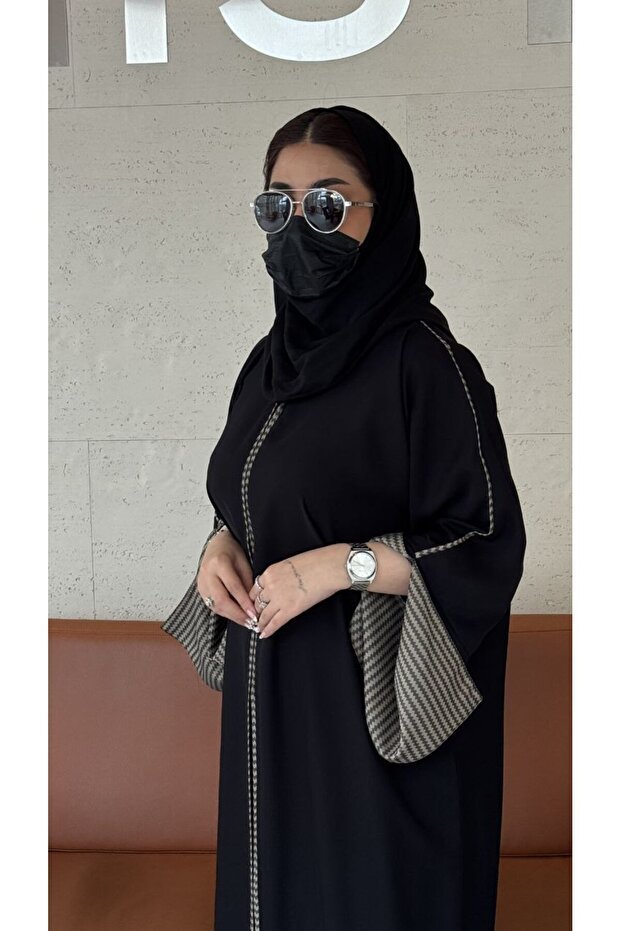 Elena عباية سارة – فخامة الكريب بتفاصيل نقشة الهيرن بون