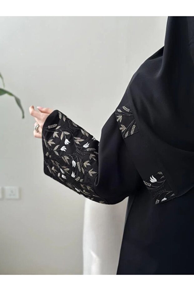Karmen عباية نجلا – قصّة ربع كلوش كريب أسود بتفاصيل تطريز فاخرة - الصورة 2