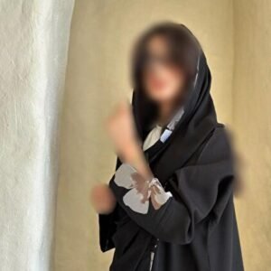 Elena عباية ورد رمادي سوداء شتوية كريب واقف – قصة ربع كلوش بتطريز ورد رمادي أنيق مع طقطق مخفي وطرحة هدية