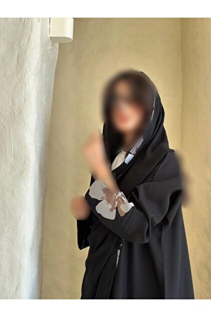 Elena عباية ورد رمادي سوداء شتوية كريب واقف – قصة ربع كلوش بتطريز ورد رمادي أنيق مع طقطق مخفي وطرحة هدية