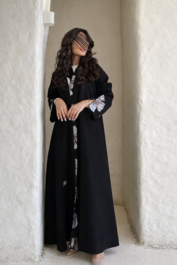 Elena عباية ورد رمادي سوداء شتوية كريب واقف – قصة ربع كلوش بتطريز ورد رمادي أنيق مع طقطق مخفي وطرحة هدية - الصورة 2