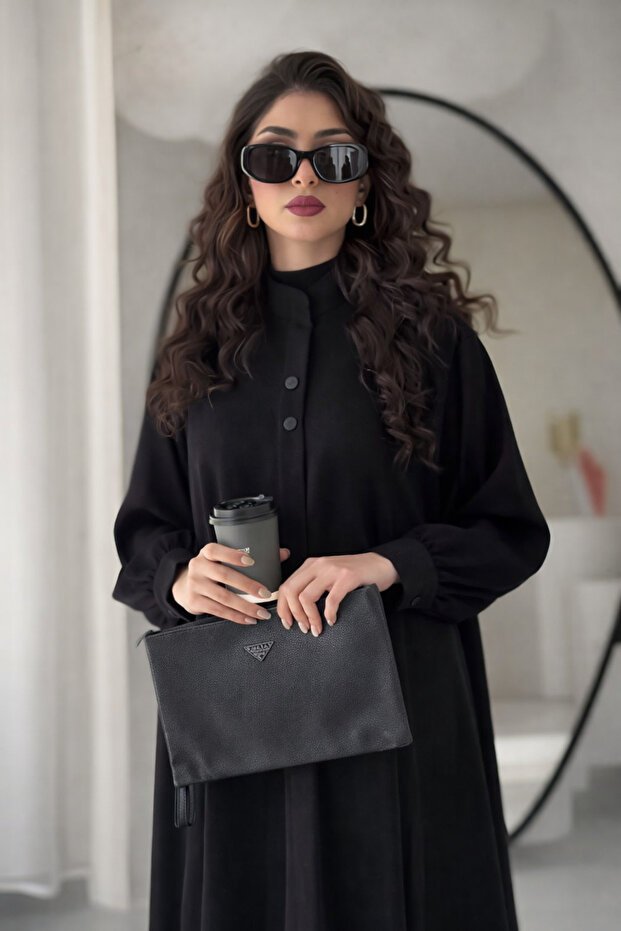 Karmen عباية جوري سوداء -قماش انترنت- قصة ربع كلوش- بأكمام طقطق- مقفولة بطقطق مخفية - الصورة 2