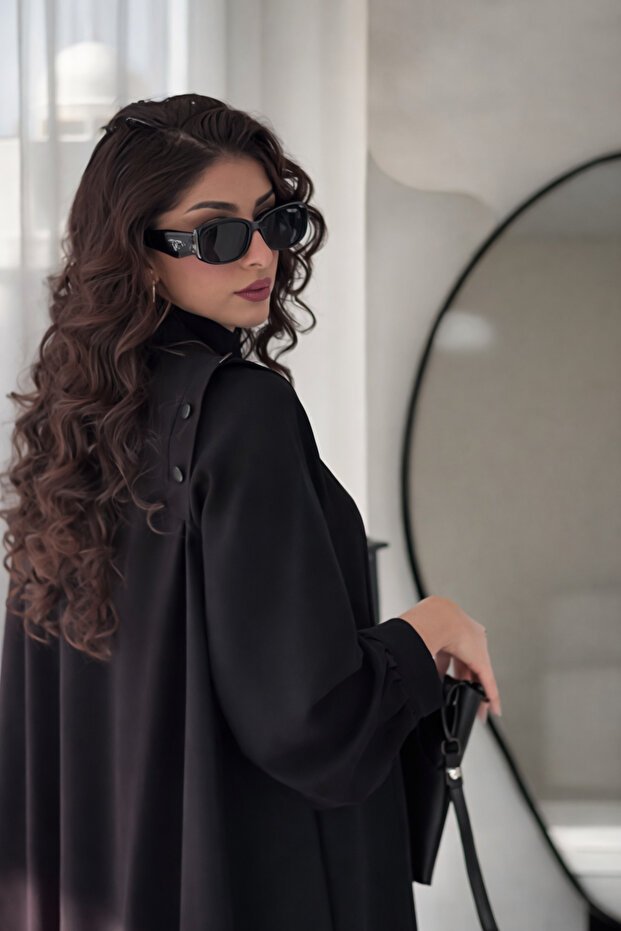 Karmen عباية جوري سوداء -قماش انترنت- قصة ربع كلوش- بأكمام طقطق- مقفولة بطقطق مخفية - الصورة 4