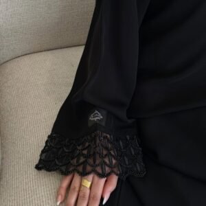 DEAL ABAYA عباية لورين من متجر ديل (DEAL) – قماش كريب بقصة نصف كلوش