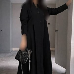 Elena عباية هيفاء كريب ملكي أسود فاحم بقصة ربع كلوش بكسرات أنيقة – عباية سعودية فاخرة مع طرحة هدية