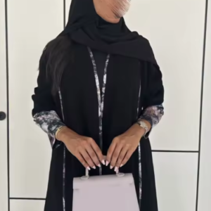 عباية بأكمام طويلة راجلان مع تفاصيل طباعة متباينة، ملابس إسلامية أنيقة ومتواضعة للنساء